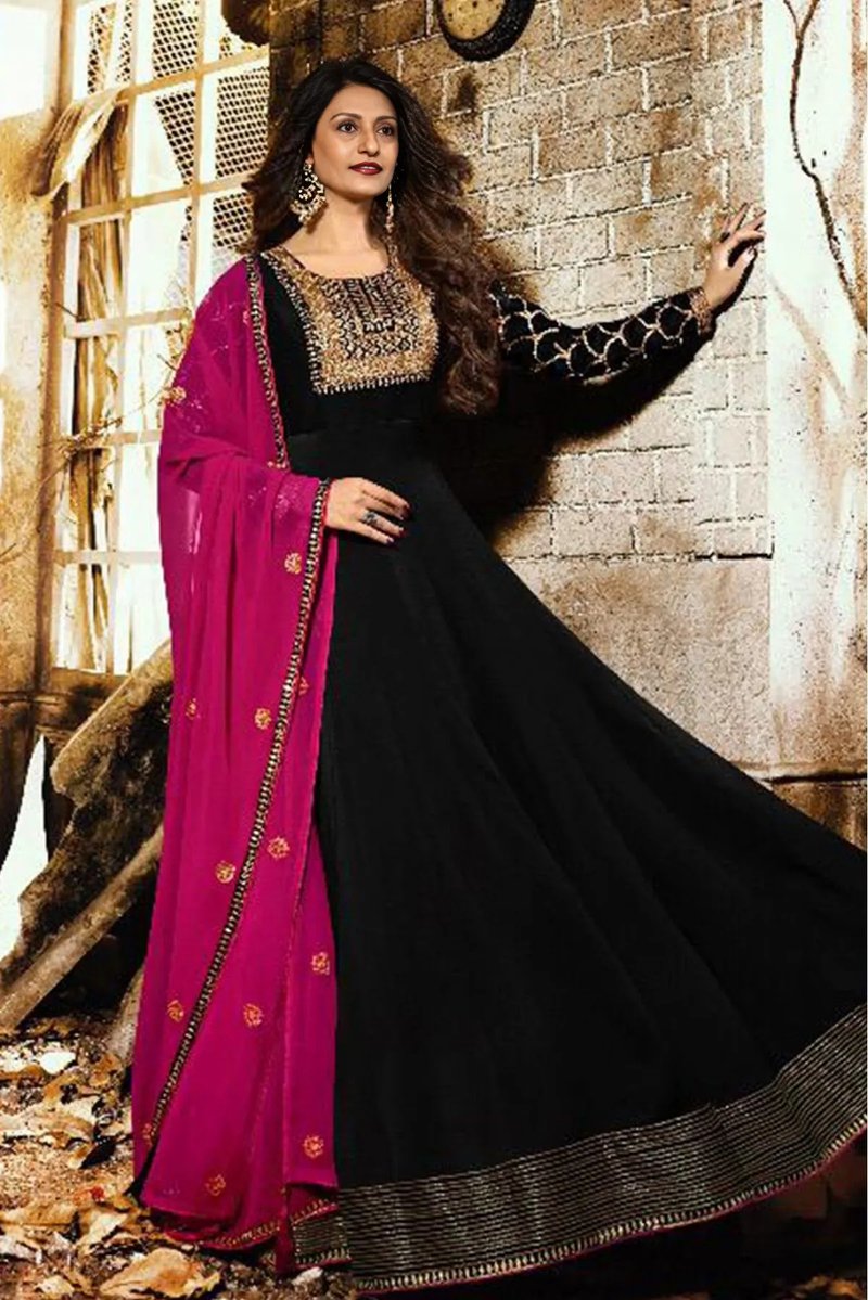 banostitching's tweet image. ✨ Black elegance with a bold twist 💖
Golden embroidery + flowy maxi = pure grace. Pink dupatta adds that perfect pop!

Ap apni pasand ka kisi bhi brand ka suit custom stitch karwa sakte hain ✂️
📍 DHA Phase 5 Lahore | 🌍 Worldwide delivery

#fashion #style
