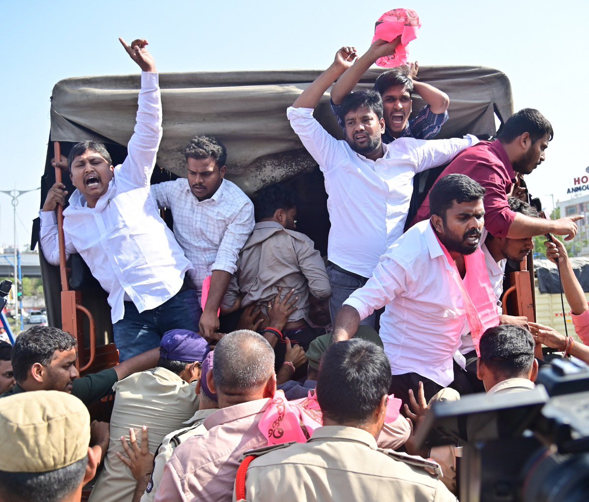 KatamShiva_OU's tweet photo. రాష్ట్ర సచివాలయం ముట్టడించిన BRSV
ఎస్సీ,ఎస్టీ, బీసీ,మైనార్టీ వర్గాల పిల్లల ఉన్నత చదువులకు ఫీజురియంబర్స్మెంట్ పథకాన్ని ఎత్తేసే కుట్రలో భాగంగా రేవంత్ రెడ్డి సర్కార్ జారీ చేసిన జీవో 7 ను వెంటనే వెనక్కి తీసుకోవాలని సచివాలయం ముట్టడి @KTRBRS @BRSHarish @BRSparty https://t.co/melt8Db1E1
