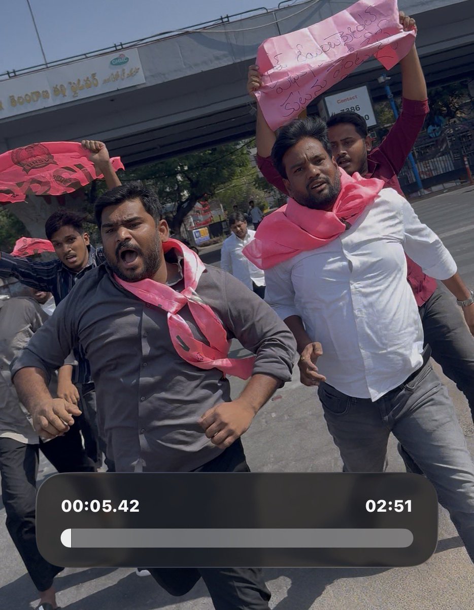 KatamShiva_OU's tweet photo. రాష్ట్ర సచివాలయం ముట్టడించిన BRSV
ఎస్సీ,ఎస్టీ, బీసీ,మైనార్టీ వర్గాల పిల్లల ఉన్నత చదువులకు ఫీజురియంబర్స్మెంట్ పథకాన్ని ఎత్తేసే కుట్రలో భాగంగా రేవంత్ రెడ్డి సర్కార్ జారీ చేసిన జీవో 7 ను వెంటనే వెనక్కి తీసుకోవాలని సచివాలయం ముట్టడి @KTRBRS @BRSHarish @BRSparty https://t.co/melt8Db1E1