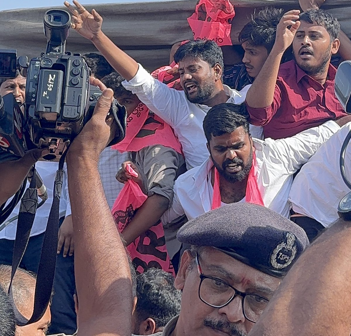 KatamShiva_OU's tweet photo. రాష్ట్ర సచివాలయం ముట్టడించిన BRSV
ఎస్సీ,ఎస్టీ, బీసీ,మైనార్టీ వర్గాల పిల్లల ఉన్నత చదువులకు ఫీజురియంబర్స్మెంట్ పథకాన్ని ఎత్తేసే కుట్రలో భాగంగా రేవంత్ రెడ్డి సర్కార్ జారీ చేసిన జీవో 7 ను వెంటనే వెనక్కి తీసుకోవాలని సచివాలయం ముట్టడి @KTRBRS @BRSHarish @BRSparty https://t.co/melt8Db1E1