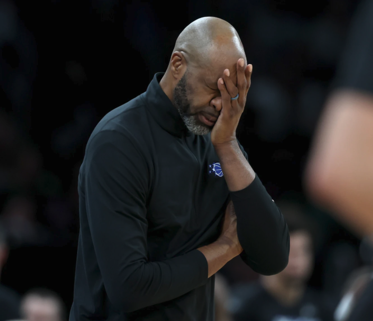 tabpr's tweet photo. Orlando tenía 24 puntos de ventaja… y aun así perdió. Lo que pasó después es tan brutal que despidieron al entrenador al día siguiente. 😱🏀 ¿Fue la decisión correcta o los Magic cometieron otro error? https://t.co/90nhfaaRdv https://t.co/Sg0Cap4JGv
