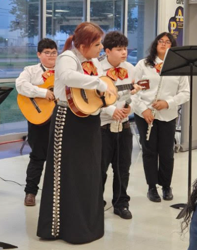JohnStem_EISD's tweet photo. Mariachi Oro brought the spaghetti dinner to life with a vibrant, family-friendly atmosphere! 🎶🍝 Great to see high school and junior high students performing together—so much talent on one stage. Thanks to Principal Valdez for making it all possible! https://t.co/ScwoLllGK5