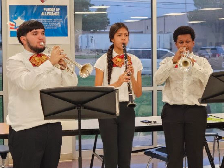 JohnStem_EISD's tweet photo. Mariachi Oro brought the spaghetti dinner to life with a vibrant, family-friendly atmosphere! 🎶🍝 Great to see high school and junior high students performing together—so much talent on one stage. Thanks to Principal Valdez for making it all possible! https://t.co/ScwoLllGK5