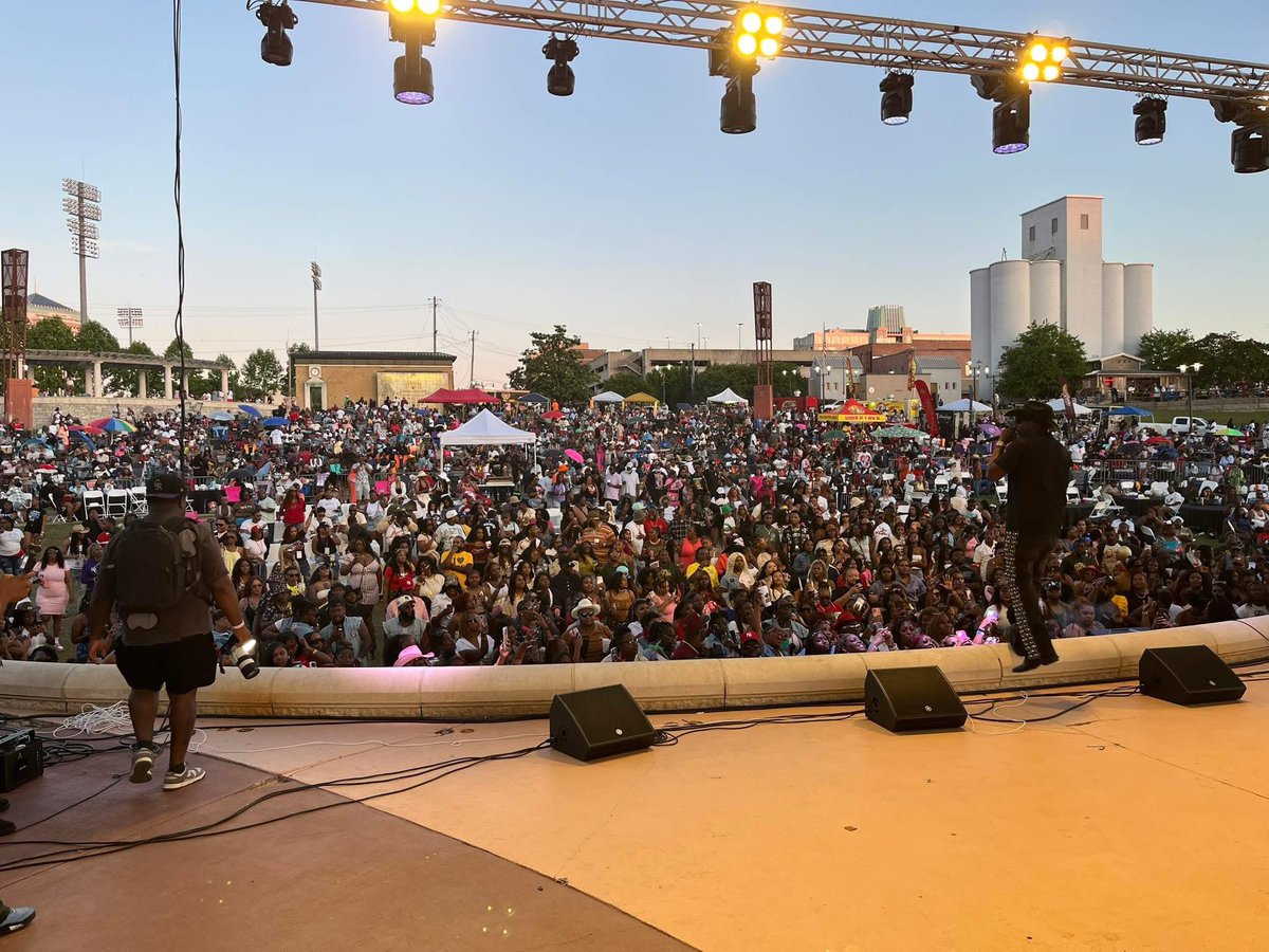 MRSOULINN's tweet photo. Outside was fun yesterday. Another RnB blues picnic in the books. EJ Jones Sammie Mike Clark Jr Erealist 🔥 https://t.co/2RDTVYPBoA