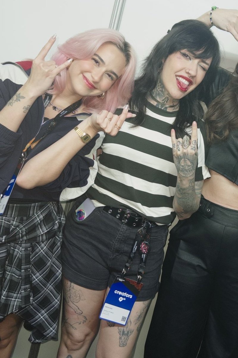 cosmxkstar's tweet photo. Elas IGUAIS vou morre de ri https://t.co/rJbD2lXg2s