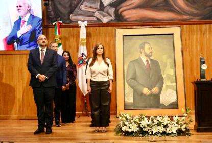 LetrasCUCSH's tweet photo. UdeG recuerda a Raúl Padilla López, articulador de la educación en Jalisco

Comunidad universitaria y familiares rinden homenaje a su legado durante ceremonia en el Paraninfo Enrique Díaz de León, a propósito de su 72º aniversario de natalicio

https://t.co/VQlB9NzI4n https://t.co/EKgCHioaE2