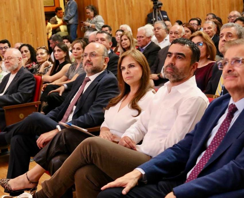 LetrasCUCSH's tweet photo. UdeG recuerda a Raúl Padilla López, articulador de la educación en Jalisco

Comunidad universitaria y familiares rinden homenaje a su legado durante ceremonia en el Paraninfo Enrique Díaz de León, a propósito de su 72º aniversario de natalicio

https://t.co/VQlB9NzI4n https://t.co/EKgCHioaE2