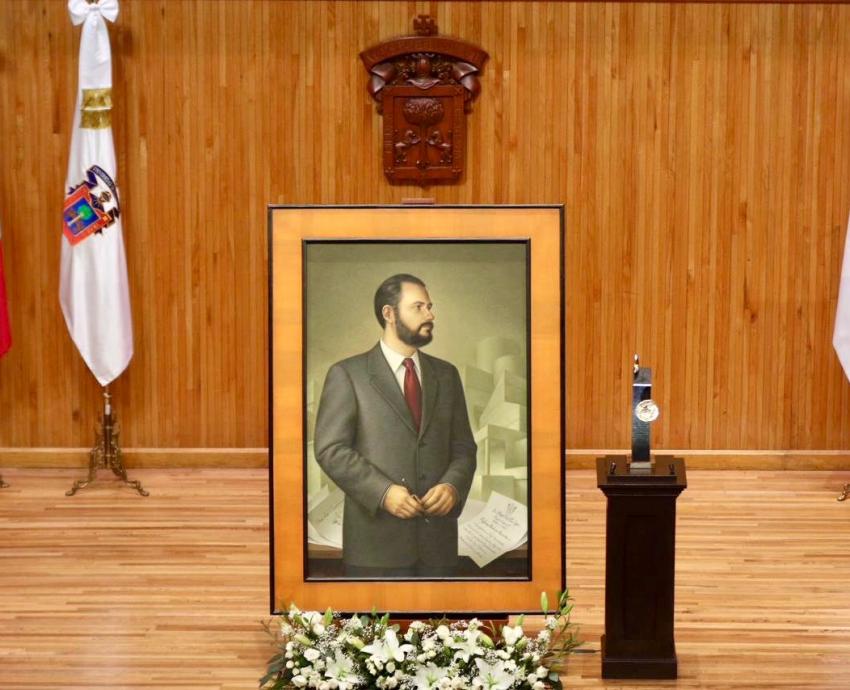LetrasCUCSH's tweet photo. UdeG recuerda a Raúl Padilla López, articulador de la educación en Jalisco

Comunidad universitaria y familiares rinden homenaje a su legado durante ceremonia en el Paraninfo Enrique Díaz de León, a propósito de su 72º aniversario de natalicio

https://t.co/VQlB9NzI4n https://t.co/EKgCHioaE2