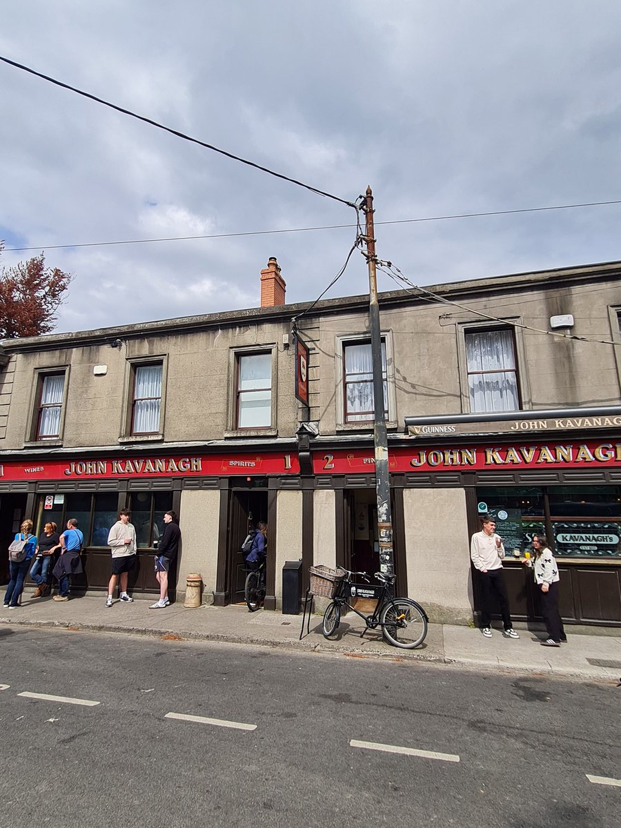 ShticksAndStews's tweet image. John Kavanaghs, The Gravediggers, Glasnevin. Co. Dublin. 9.3/10 🍻 Well worth the pilgrimage! Fantastic pint and a great pub ☘️
My most requested pub and definitely worth it!
@thegravedigger2 @PintsBeauty @dublinbypub