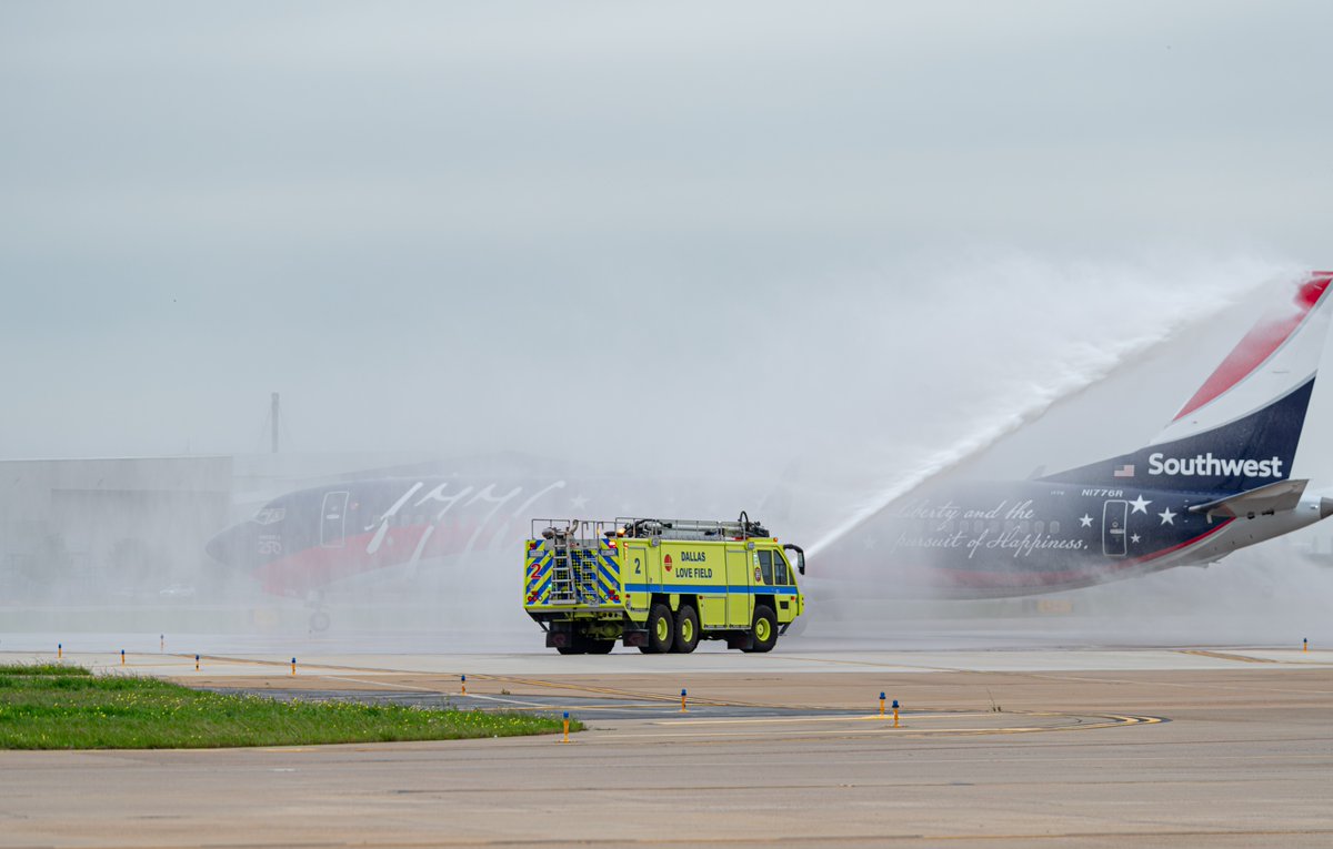 DallasLoveField's tweet photo. Experiencing this moment in person? Unreal. 🇺🇸
📸: (IG) leoweng3422
#IndependenceOne @America250 @SouthwestAir https://t.co/euHH6SkDyK
