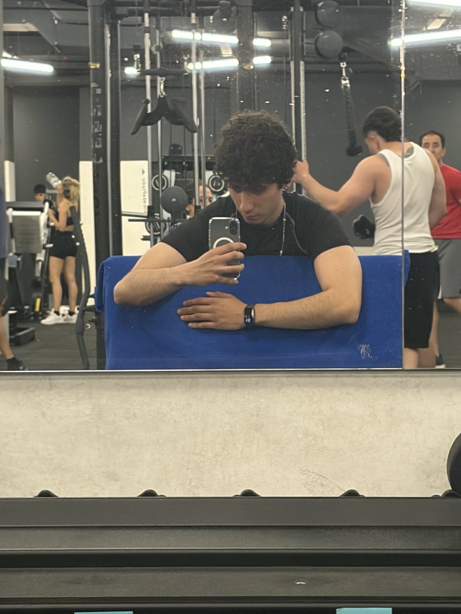 Román tweet media