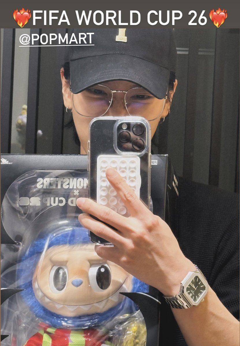 prakai11's tweet image. TENLEE IG STORY 20260504

วันนี้ฮีมาอวด LABUBU x FIFA WORLD CUP 26 กับน้อง Twinkle Twinkle Moon Gelato🍦✨ แต่ชอบรูปภาพข้างหลังนะ romantic boy 💜🤭🤭

#POPMART #LABUBU #themonsters #twinkletwinkle 
#TEN #TENLEE #เตนล์ #李永钦 #テン #텐