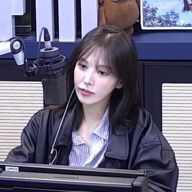 hiriiic's tweet photo. 뭔.. 자기 좋다는 거 더 티내면서 정작 말은 틱틱대는게 장작에 불 붙여도 될 정도더니 쟤한테는 왜 저렇게 웃어줘? 저렇게도 웃어? 깊생에 빠지는 손.. https://t.co/JTVbgrKDmo