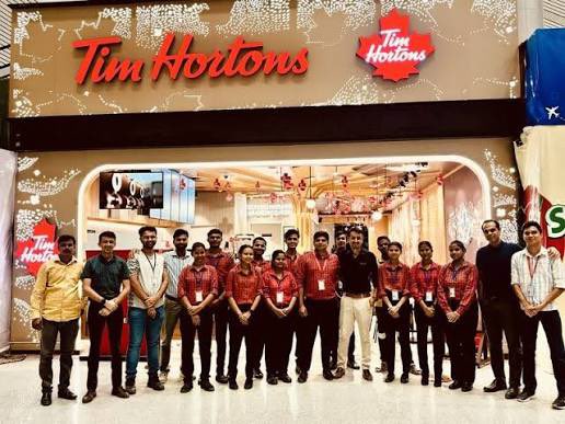 Watchdog_MP's tweet image. 🔥 SCAM ALERT: Liberals fast-tracking 33,000 foreigners to PR &amp;amp; flooding fast food jobs while Canadian youth rot at 13.8% unemployment!
Greedy owners: Hire Canadians or SHUT YOUR DOORS.
Stop importing cheap foreign labour and handing them PR while Canadian kids get rejected.
This