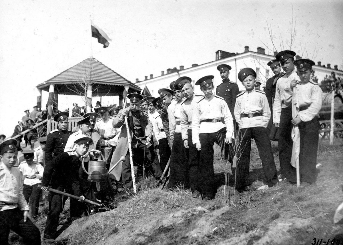 russpaleorder's tweet photo. Director of the Omsk Cadet Corps, Lieutenant General A. A. Medvedev, with cadets at the annual Tree Planting Festival. April 22, 1912 https://t.co/Ja9M9yQAM3