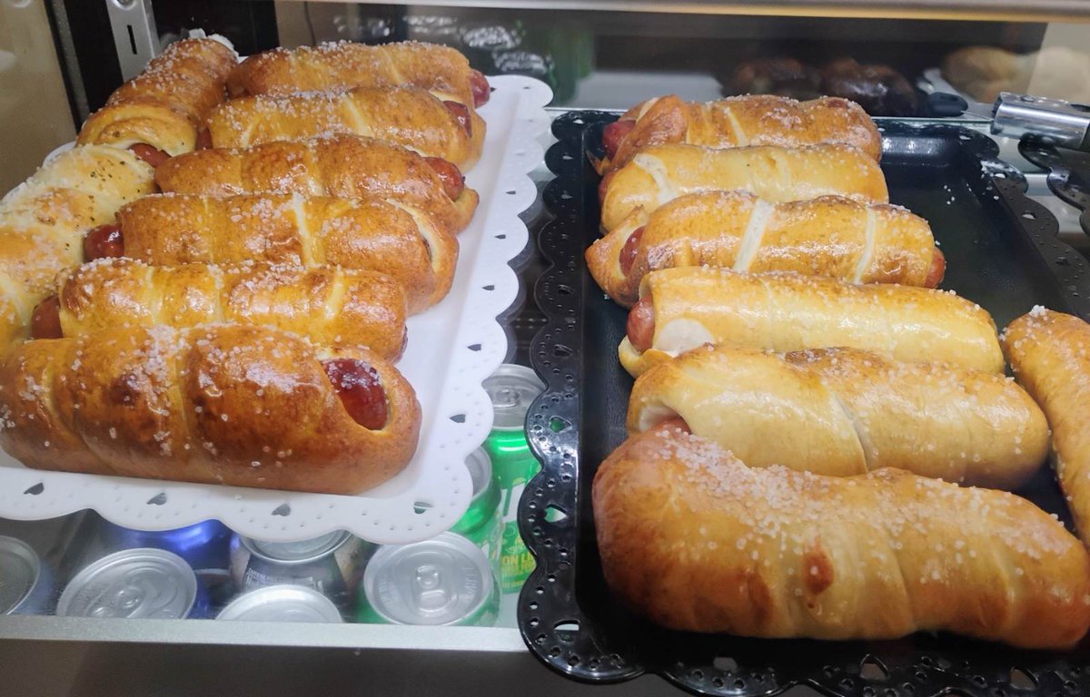 GreenDuckFarms's tweet image. More fresh, and fantastic goodies to brighten your day.
Too many delicious delights to highlight everything, but, we endeavor to try. 
For something a little different this morning, some caramel buns. Our croissant sticky buns, without the pecans. 
#bakery