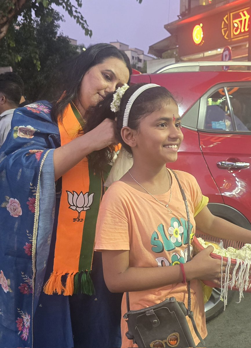 shivanigokhale's tweet photo. दहा रुपयांची मोदीजींनी खाल्लेली झालमुरी ममता बॅनर्जीला किती महागात पडली ? 

भाजपाच्या आजच्या विजयाचा आनंद मला नेहमी सुगंधी गजरे आणि चाफ्याची फुलं देणाऱ्या ज्योती सोबत साजरा केला. नेहमी मला सुगंधी करून टाकणारी ज्योती. आज तिला गजरा माळताना झालेला आनंद वर्णनीय होता.
चौथीतली छोटीशी ज्योती लोंढे. गोड आणि हसरी. आमच्या घराजवळच्या चौकात संध्याकाळी गजरे विकते आणि सकाळची शाळा करते.

ठाणे भाजप नगरसेविका स्नेहाताई आंब्रे यांनी आयोजित केलेल्या विजयोत्सवात सहभागी झाले.
🪷🪷
#WestBengal 
#BJP4IND