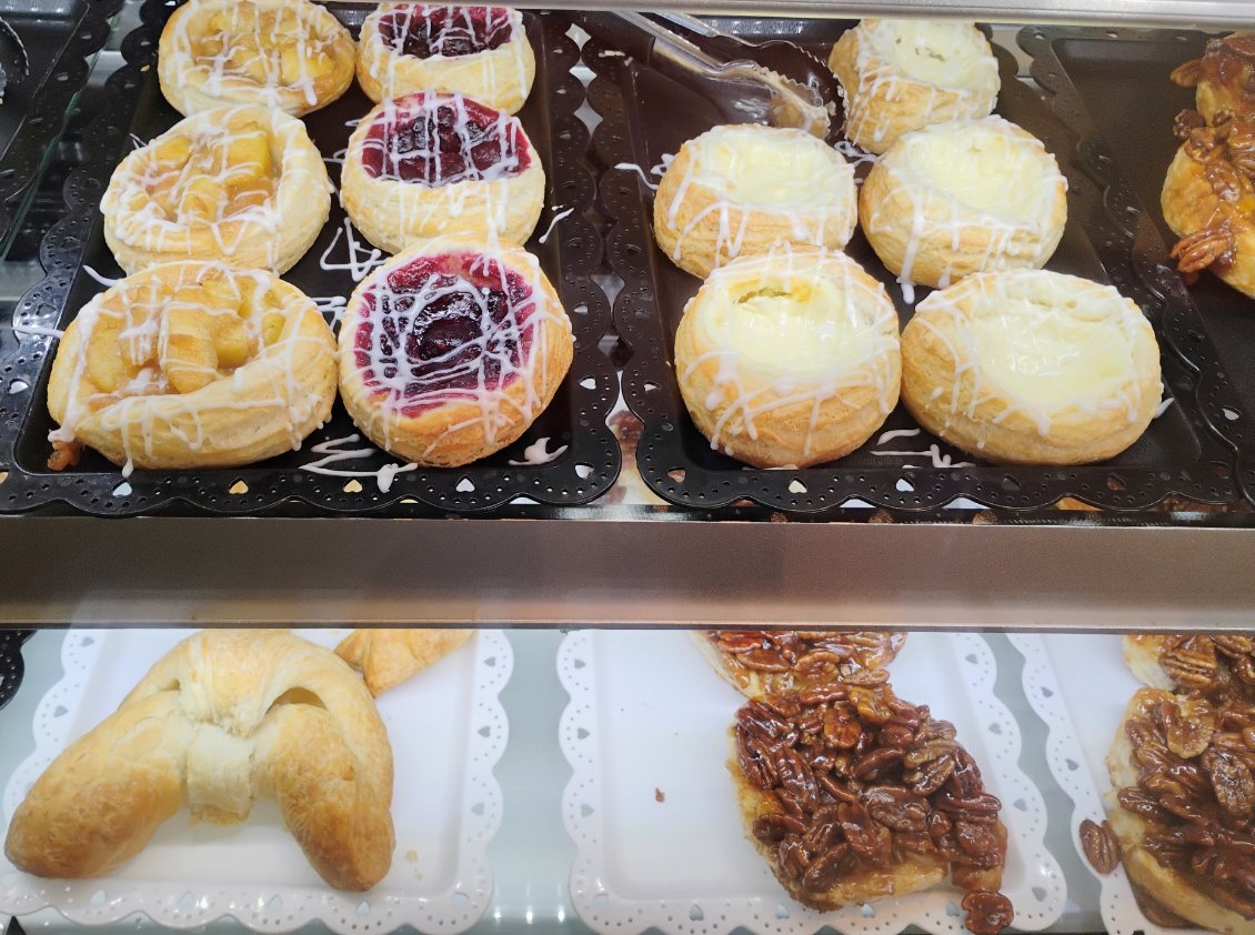 GreenDuckFarms's tweet image. More fresh, and fantastic goodies to brighten your day.
Too many delicious delights to highlight everything, but, we endeavor to try. 
For something a little different this morning, some caramel buns. Our croissant sticky buns, without the pecans. 
#bakery