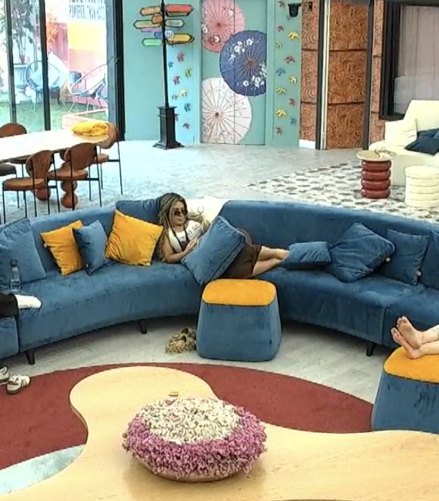 Olhem a grande jogadora, ainda agora chegou e já dorme!! 
Nem a Sara que esteve apenas 24h cá fora está assim #sstvi