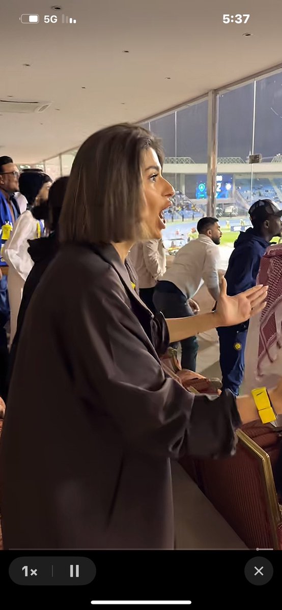ياجماعة هذي كيف دخلت المنصة ؟ 
معقوله نادي ماعنده بواب ؟!