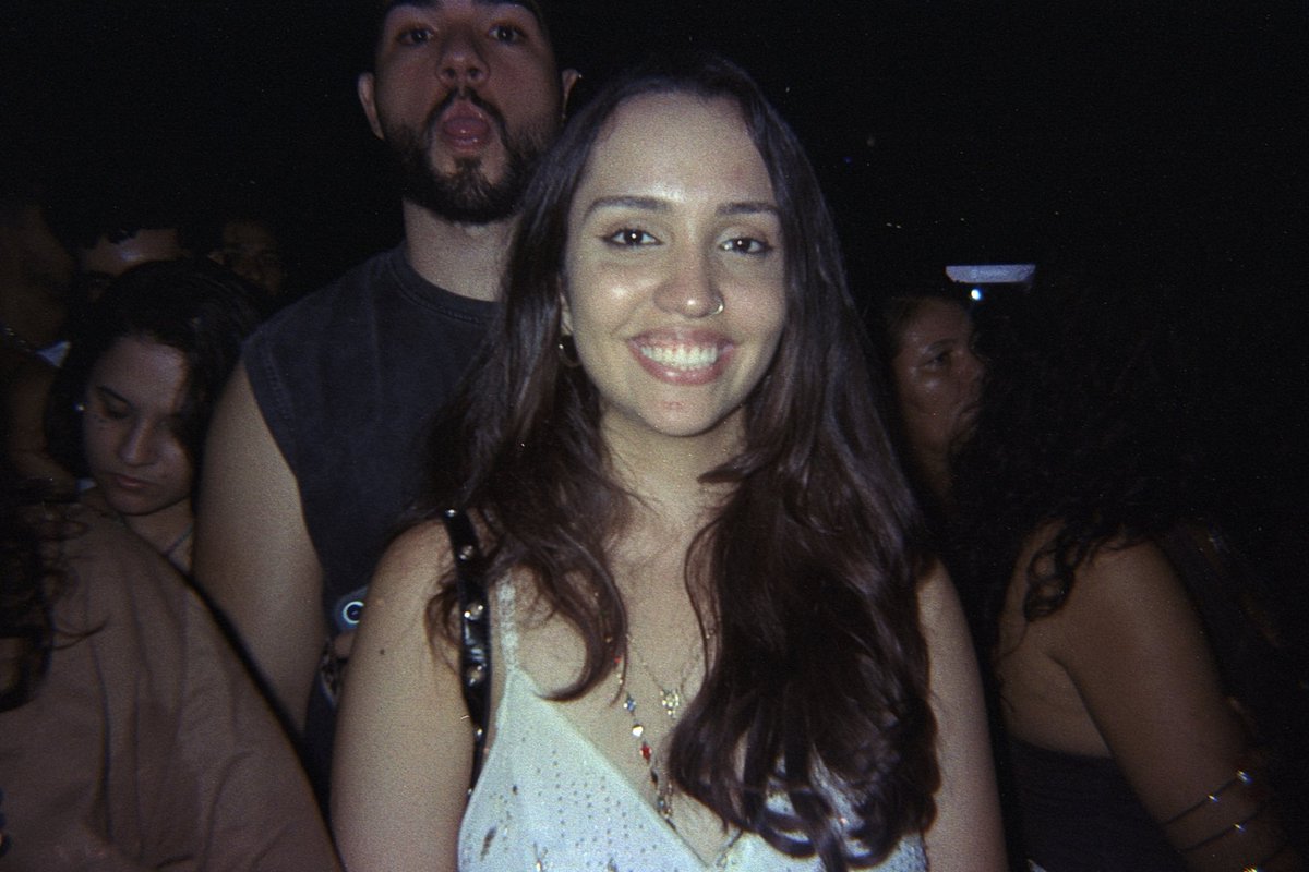 obviousgrid's tweet photo. e eu que recebi as analógicas do MADA hoje e percebi esse menino lindo no meu lado pousando como casal no show da marina sena… me ajudem a encontrar ele https://t.co/NT6ca4tFPZ