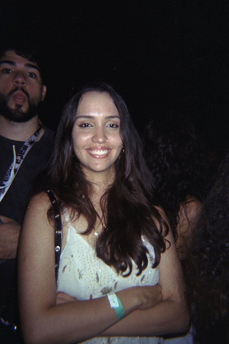 obviousgrid's tweet photo. e eu que recebi as analógicas do MADA hoje e percebi esse menino lindo no meu lado pousando como casal no show da marina sena… me ajudem a encontrar ele https://t.co/NT6ca4tFPZ