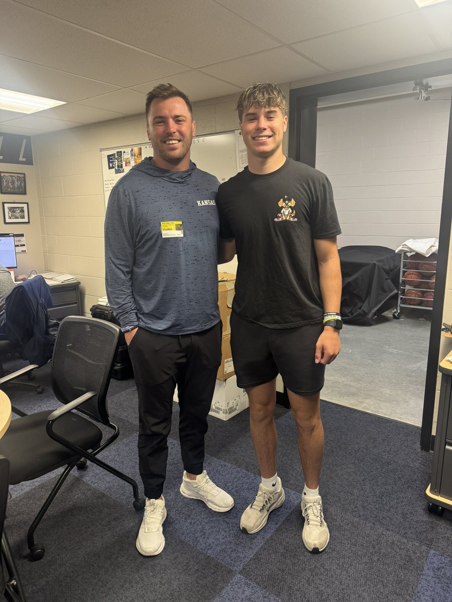 holdenapplebee's tweet photo. Thank you @Coach_JoeDineen for stopping by the school to talk to me today! It was great to catch up and can’t wait to be at @KU_Football camp this summer! @KUCoachZ @BillyBonneau https://t.co/SBLcZKxkP0