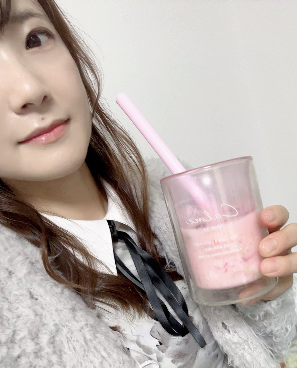 PANDAM711's tweet photo. GWの今朝の朝食だったのですが、ミキサーで初スムージーを作ってみました☺️✨✨
思ったよりヨーグルトがなかったのが誤算でしたが…😂いちご🍓と初ルビーレッドキウイ🥝を入れました！

ヨーグルトはいつもそのまま食べますが、スムージーにするとまた喉越しがよくて飲むスピードが進みますね😆❣️ https://t.co/dbZSfmR4mB