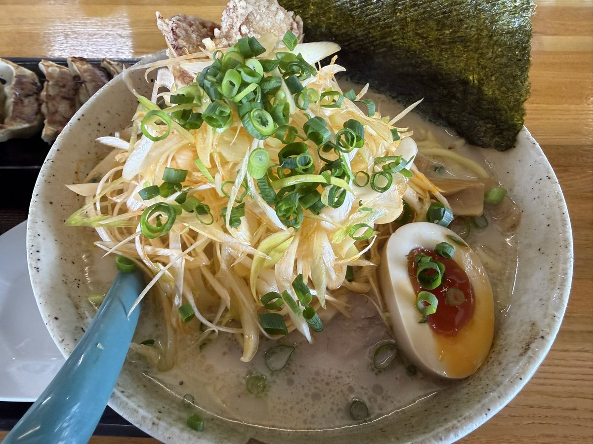 kurihara198232's tweet photo. #4月26日のランチ
#らぁ～めんいずみ さんの｢餃子セット｣🍜ラーメンを #とんこつ に変更して、ネギをトッピング✨やっぱり旨い👍

#群馬県 #みどり市 #ラーメン #餃子 https://t.co/0ce9OzvkZn