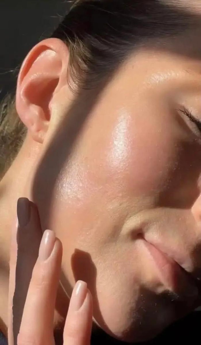 tatybrun's tweet photo. eu paguei a língua 😳
Ri quando vi essa dica da Glória Maria… mas resolvi testar mesmo assim
E olha… minha pele mudou REAL: macia, sem manchinhas e com aquele glow de rica 💁🏻‍♀️✨ https://t.co/lMatfCajR3