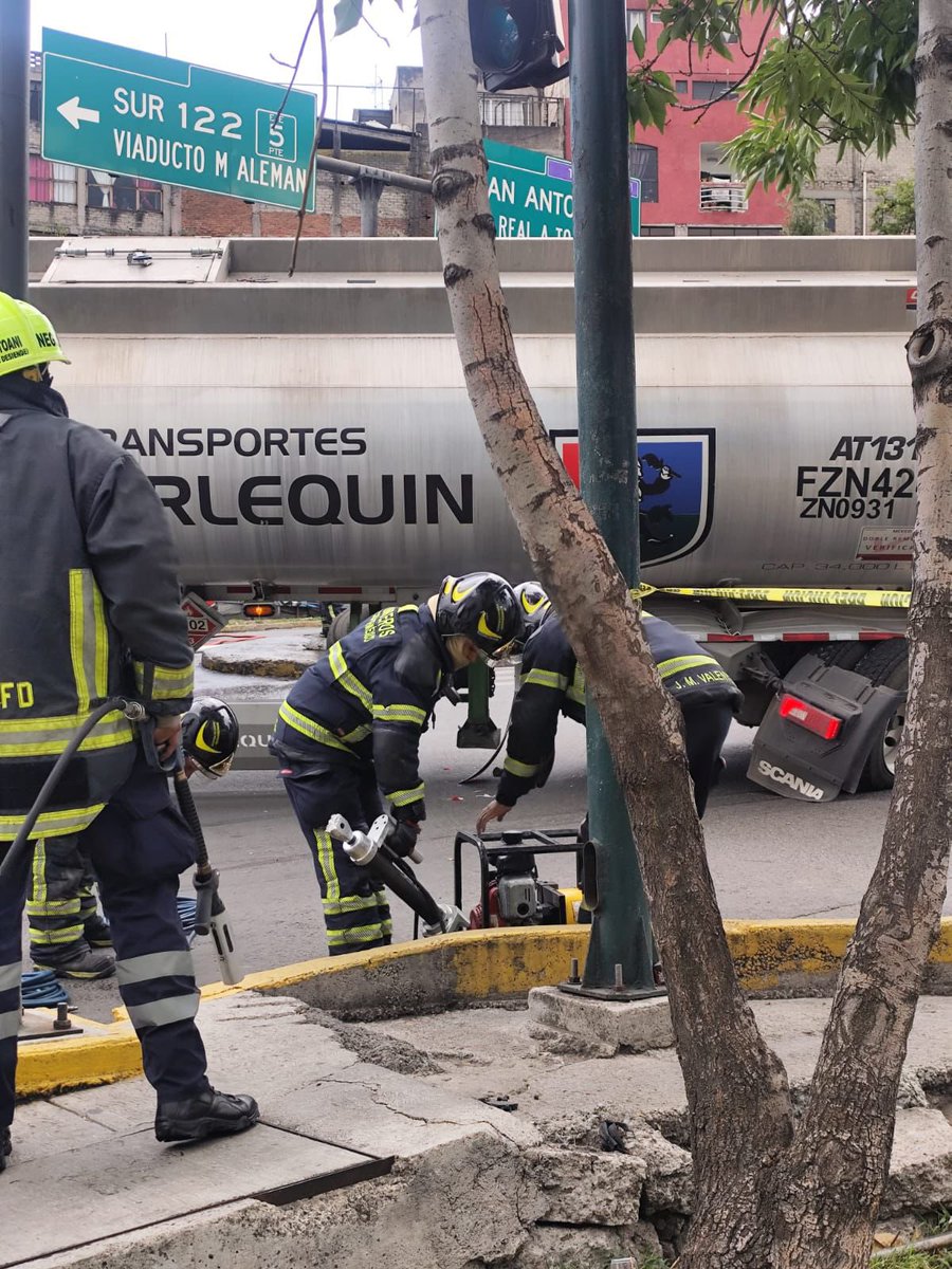LopezCasarinJ's tweet photo. Hoy reconocemos la valentía, la entrega y el compromiso de quienes están siempre al servicio de la comunidad.

En el Día Internacional de las y los Bomberos, agradecemos su labor y vocación para cuidar y proteger a las familias.

Gracias por su trabajo incansable. 🚒

#TodoEsPosible
#CasarínAlcalde