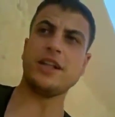 Bashar_Crimes's tweet photo. اعدام الشاب منصور بلال العلي من ابناء قرية المريعية بريف دير الزور .

وجه المجرم الشبيح واضح جدا https://t.co/IAEIeG3aeX