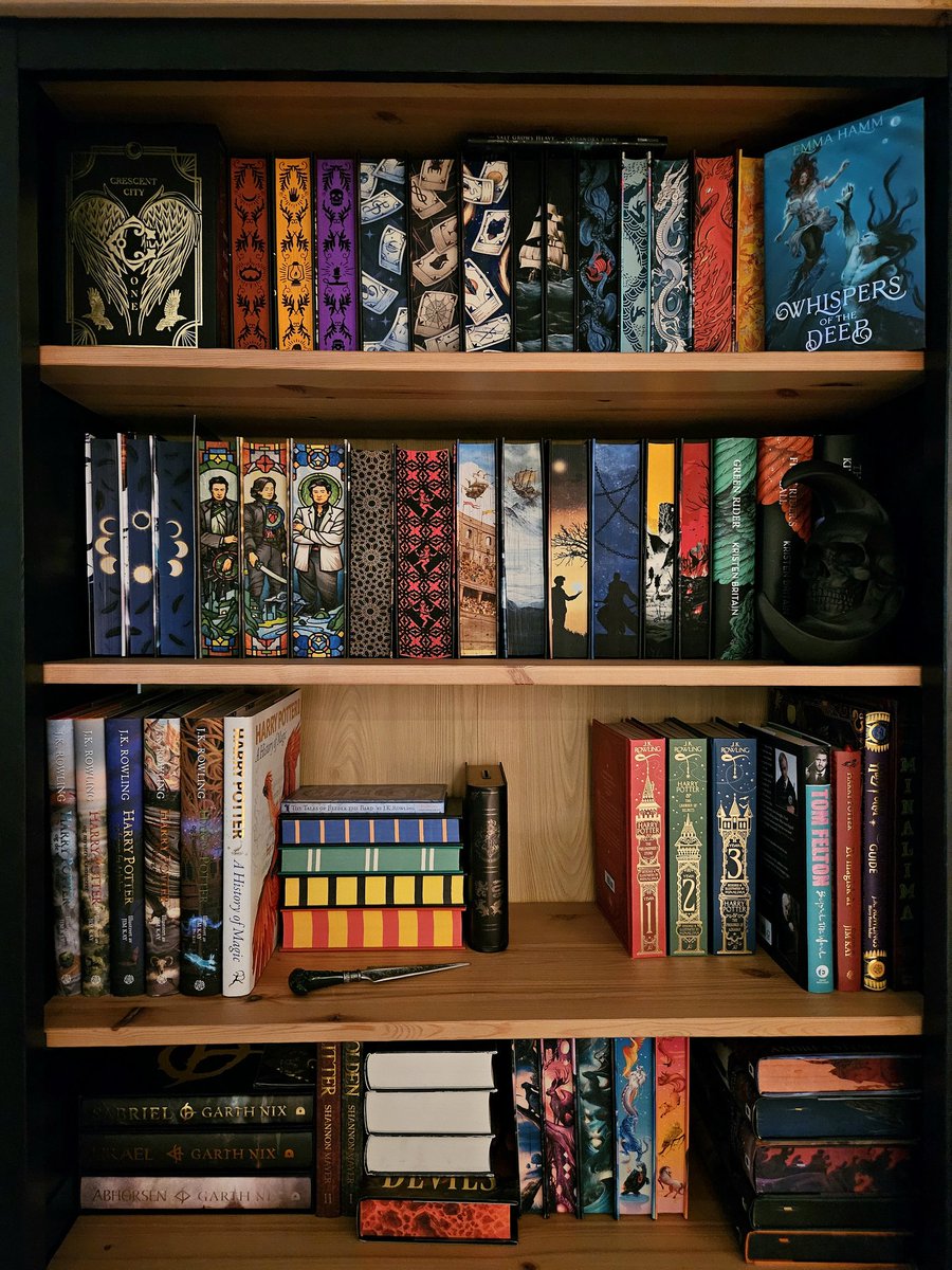 Grete93RA's tweet image. 1 of my 4 bookshelves 🤩I'm a bit fan of the sprayed edges.🤩
🦄
#books #fantasy #bookslover 

Books from 
@illumicrate 
@FairyLoot 
@binding_broken
