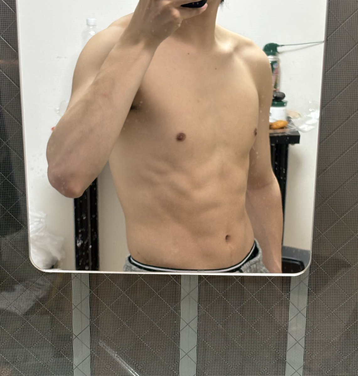 korehathis2's tweet photo. 毎日腹筋50回してる！続けててえらい
低身長だから少年体型だけど^^;

 #ゲイ  #大学生  #愛知  #名古屋  #宅トレ https://t.co/pVqnczvyyR