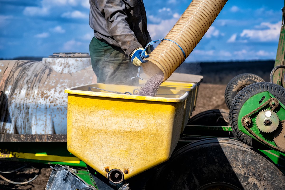 AGVISE's tweet photo. Orthophosphate or polyphosphate–does it really matter when it comes to fertilizer? Both phosphorus forms can provide the same crop nutrition, as long as you apply them at the same rate of phosphorus. Learn more about different phosphorus fertilizer forms: https://t.co/yb1FUDWmKL https://t.co/UbflDnJ6mu