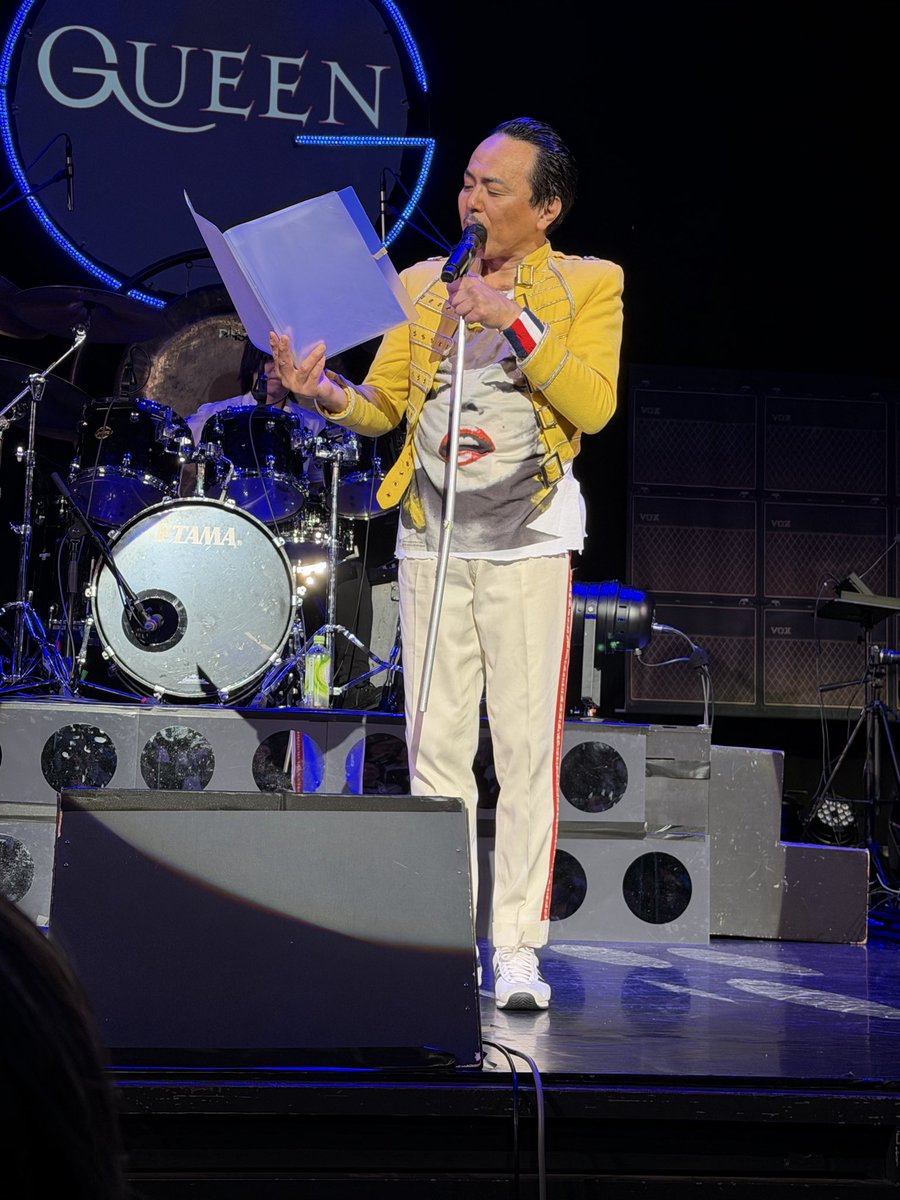mercurykao's tweet photo. 遅蒔き乍ら、昨日の #Gueen ✨
フレディ波多江氏の銀のスパンコール衣装が新しくなりました。
前のが入らなくな…いや何でも無いです。 https://t.co/IcIW5uIxxb