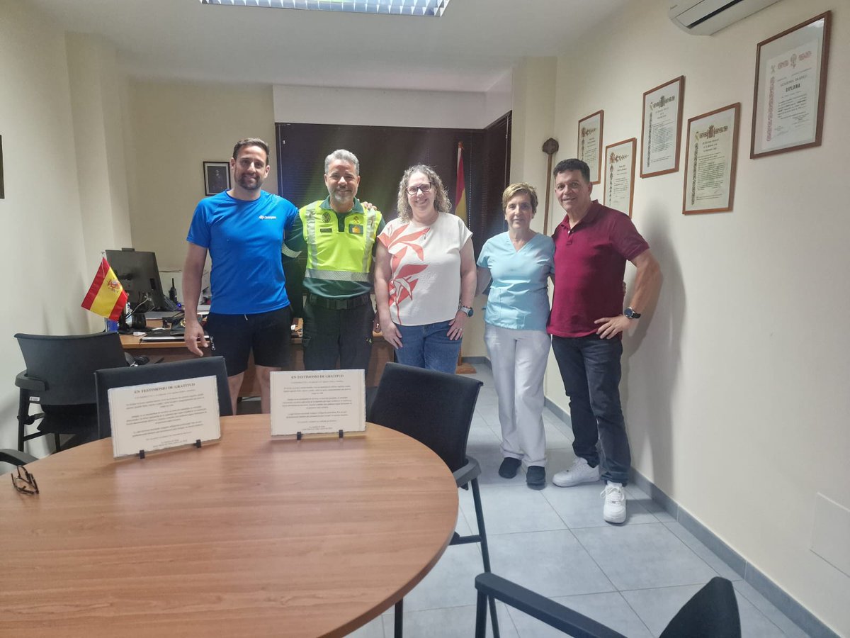 AUGC_Comunica's tweet photo. 🚨 DOS GUARDIAS CIVILES DE TRÁFICO SALVARON UNA VIDA

Isidro y Jonathan estaban fuera de servicio cuando Elías, vecino de Arucas, sufrió un grave atragantamiento 🤢. 

Su reacción inmediata y su formación fueron decisivas. Hoy está vivo gracias a ellos. 💚

La familia viajó hasta el destacamento de Guía para entregarles una placa con una frase que lo resume todo:

✨ "La vocación verdadera no entiende de horarios."

Enhorabuena, compañeros. 👏

Recordamos que esa entrega sin límite merece también condiciones dignas y reconocimiento. 

Lo seguiremos exigiendo. 💪
#GuardiaCivil #Tráfico #LaspalmasGC #SalvandoVidas