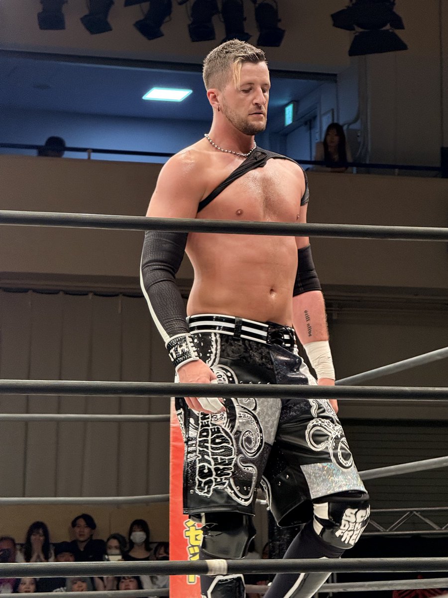 dolphincocoa's tweet photo. 夜はDDTプロレスリング「KING OF DDT 2026 1st ROUND」@後楽園ホールでした〜。トーナメント戦だからか、どの試合も盛り上がる展開で、終始楽しめました。女性比率が高く客層が良いことも印象的でした。体格差を覆す説得力を出すのは難しさを感じますが、ファンの声援があるので補えるかもしれません。 https://t.co/etylOAQGqV