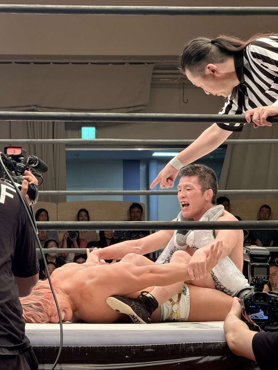 dolphincocoa's tweet photo. 夜はDDTプロレスリング「KING OF DDT 2026 1st ROUND」@後楽園ホールでした〜。トーナメント戦だからか、どの試合も盛り上がる展開で、終始楽しめました。女性比率が高く客層が良いことも印象的でした。体格差を覆す説得力を出すのは難しさを感じますが、ファンの声援があるので補えるかもしれません。 https://t.co/etylOAQGqV