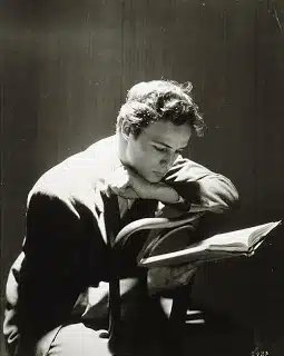 Marlon Brando lisant « Les Hauts de hurlevent »
d’Emily Brontë