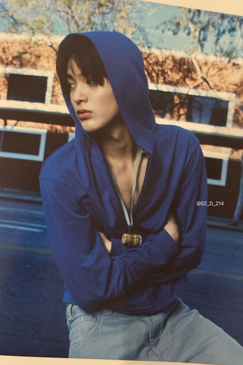 디.. tweet media
