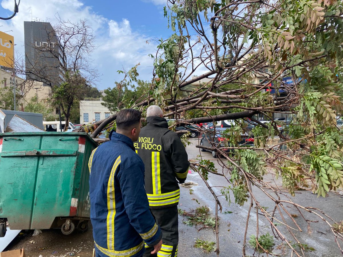 beirut_fire's tweet photo. بتاريخ ٢٠٢٦/٠٥/٠٤ عملت فرقة من فوج إطفاء بيروت مركز الكرنتينا على ازالة شجرة وقعت بفعل الرياح القوية   في منطقة الكرنتينا .
#فوج_إطفاء_ بيروت
#بلدية_بيروت
#مركز_الكرنتينا https://t.co/NQKK847m49