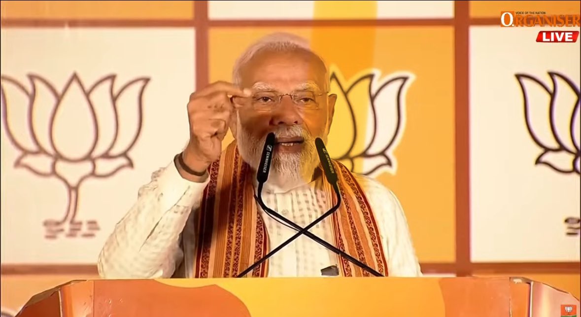 azad_nishant's tweet image. “बदला नहीं बदलाव”

“Let there be change of political habit. After #BJP's win, lets not talk about ‘#badla’ and talk about ‘#badlav’ instead. Let’s break the never-ending cycle of violence”: Modi message to the people of #Bengal: