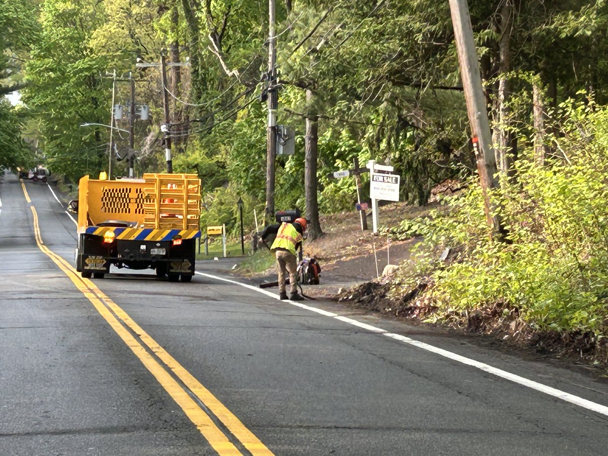NYSDOTHV's tweet image. Rt 9W, Rockland County
Our crews were very busy during the closure of Rt 9W on Saturday-clearing the ditch line and getting essential Spring maintenance work done. Thank you to the community for always supporting our efforts along this narrow section of roadway.
#SafetyFirst