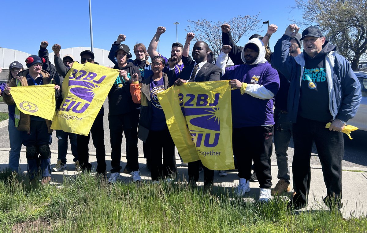 32BJSEIU's tweet image. THREAD: Thank you #NY Assemblymember @KhaleelAnderson for standing with essential airport workers employed by Alliance Ground International (AGI) at JFK and LGA to fight for better working conditions. ✊✊/1