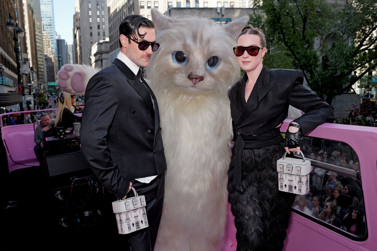 luxsure's tweet image. @KarlLagerfeld SS26 : New York transformé en café parisien. Plus qu’une collection, un imaginaire stabilisé autour de @ParisHilton. 

#KarlLagerfeld #ParisHilton #SS26 #BrandNarrative #FashionCulture 

luxsure.fr/2026/05/03/kar…