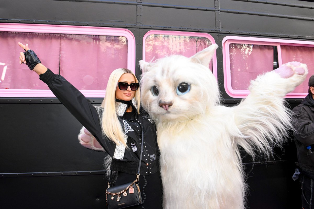 luxsure's tweet image. @KarlLagerfeld SS26 : New York transformé en café parisien. Plus qu’une collection, un imaginaire stabilisé autour de @ParisHilton. 

#KarlLagerfeld #ParisHilton #SS26 #BrandNarrative #FashionCulture 

luxsure.fr/2026/05/03/kar…