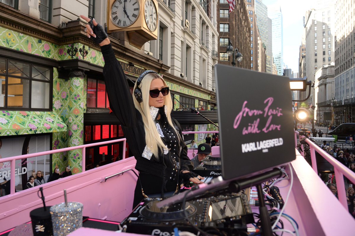 luxsure's tweet image. @KarlLagerfeld SS26 : New York transformé en café parisien. Plus qu’une collection, un imaginaire stabilisé autour de @ParisHilton. 

#KarlLagerfeld #ParisHilton #SS26 #BrandNarrative #FashionCulture 

luxsure.fr/2026/05/03/kar…