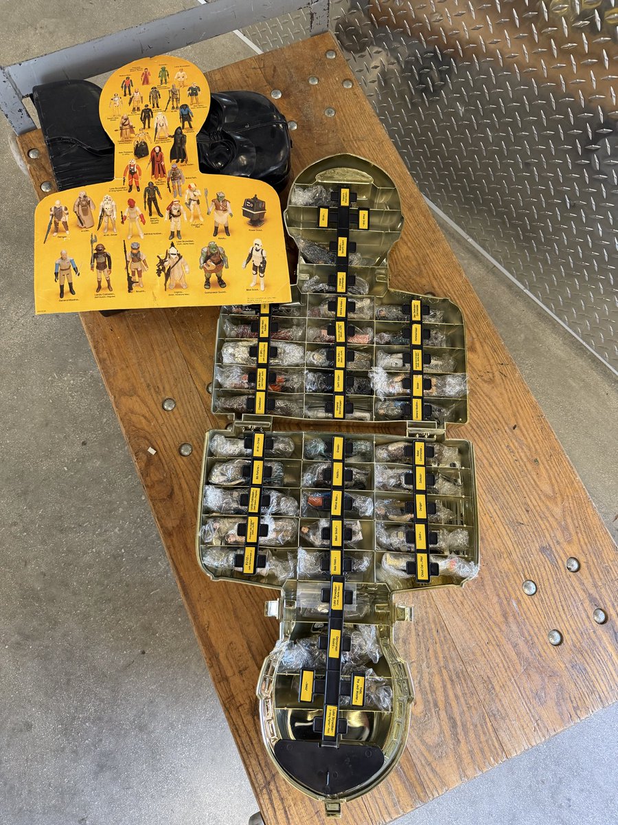 theSiliconSiren's tweet image. Who wants to trade some retro / vintage computers (or computer hardware) for some Star Wars collectibles?

I prefer the tech 😅 #MayThe4th #StarWarsDay #Toys