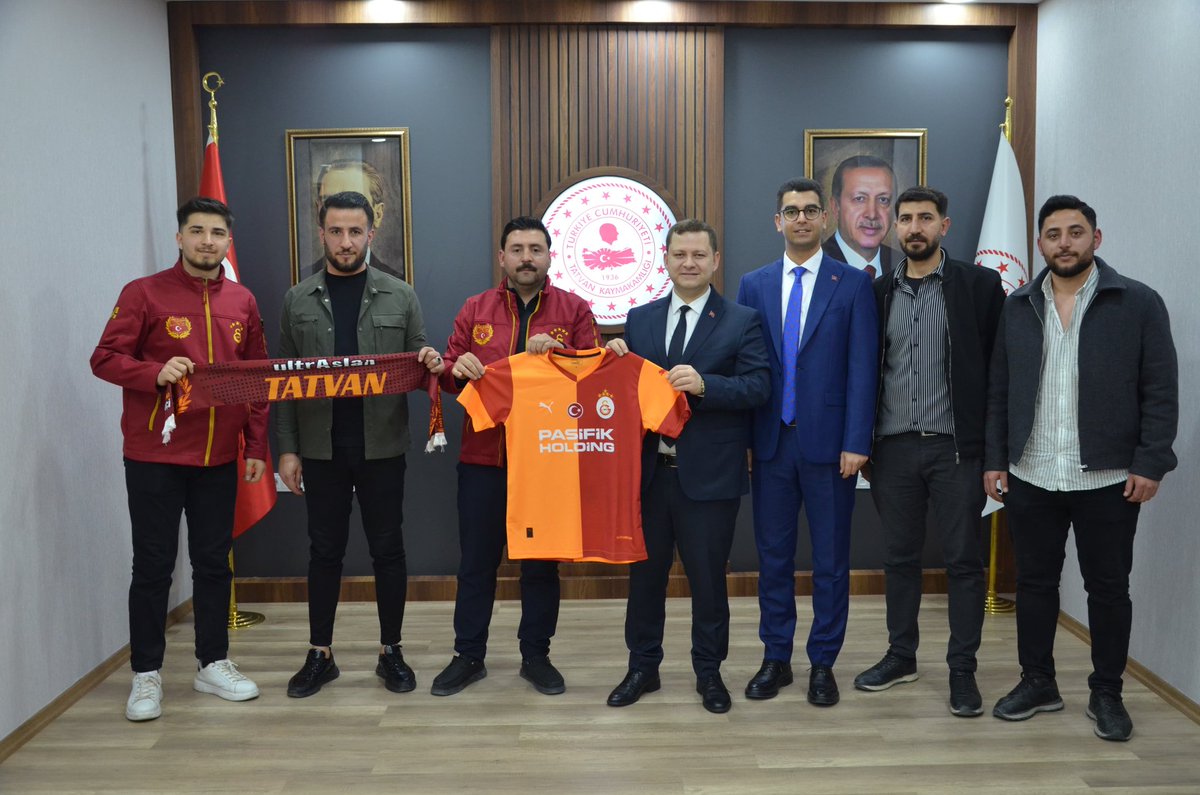 tatvankay's tweet photo. UltraAslan Tatvan Temsilciliği başkan ve üyeleri, Kaymakamımız @yigitydemirer’i makamında ziyaret ettiler.

Kaymakamımız, ziyaretten duyduğu memnuniyeti dile getirerek teşekkürlerini iletti. https://t.co/eHOrCYZR9q